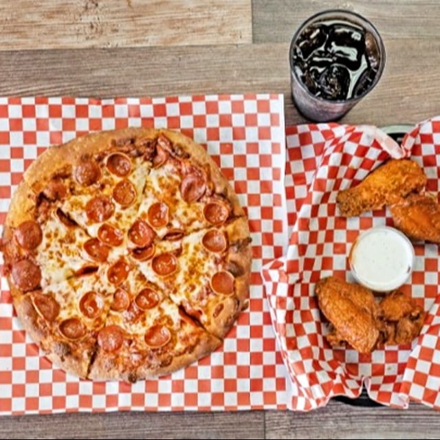 Mini Pizza / 4 Wings / Soda.